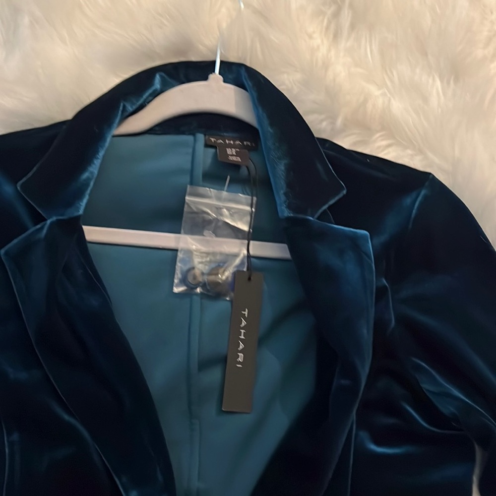 Emerald green, velvet blazer.